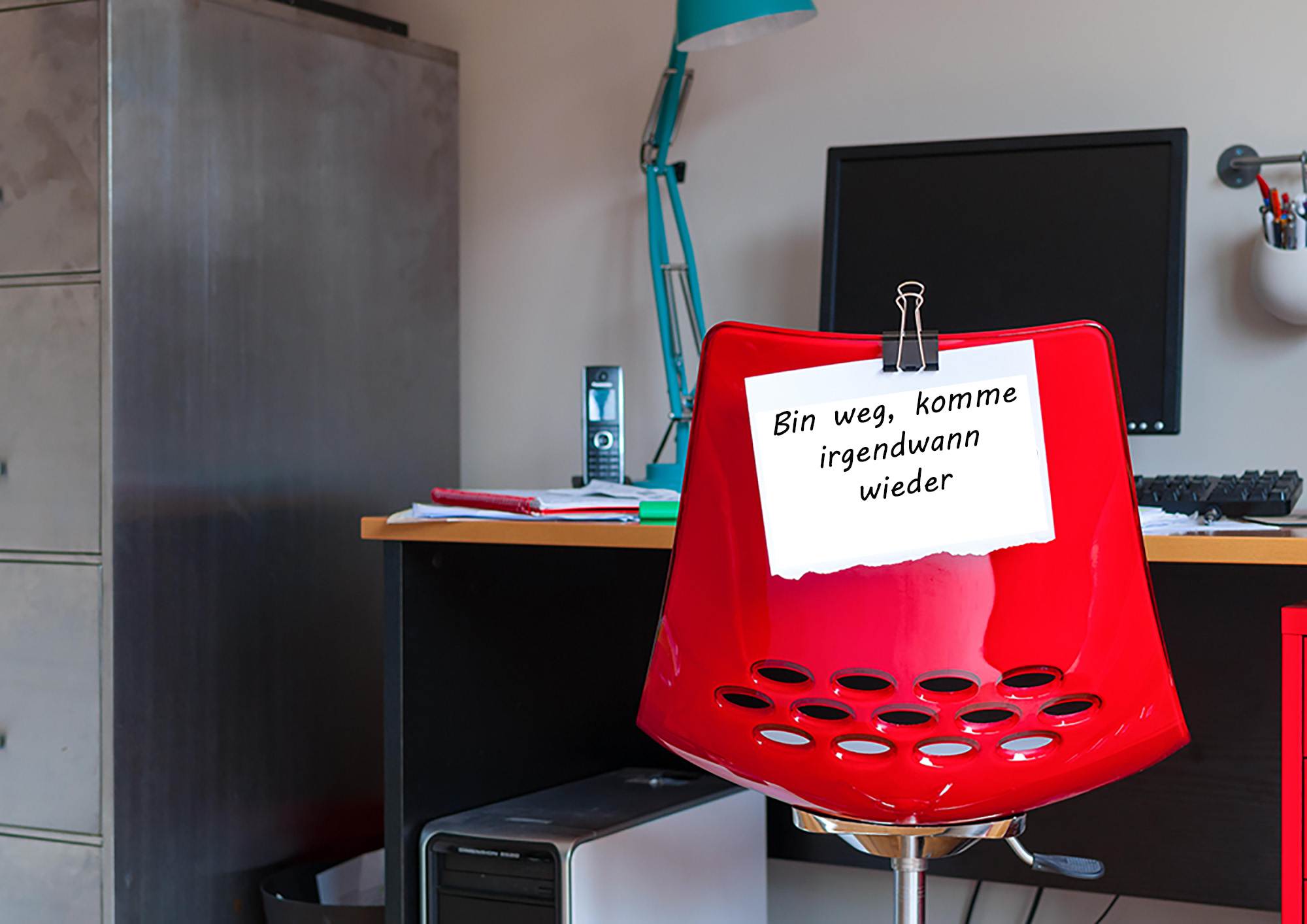 Out of Office. Leerer Stuhl